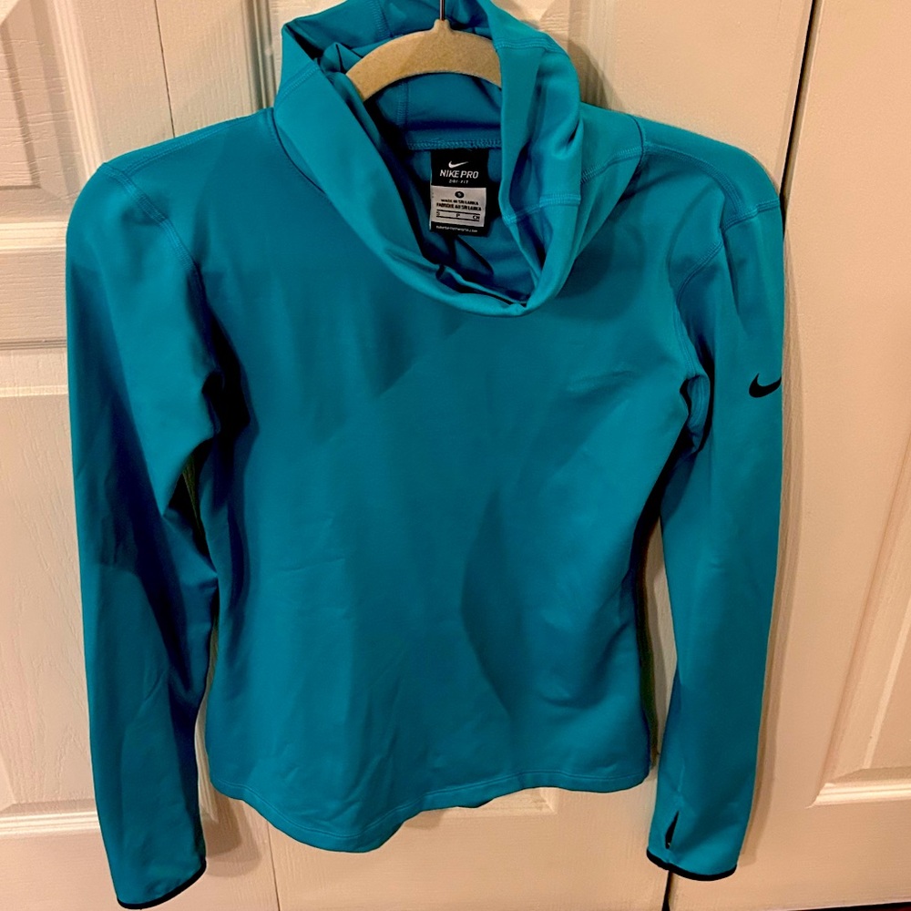Nike Pro
Dri-fit scooped neck ✔️